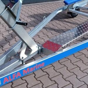 Sólyázást elősegítő fellépő sín