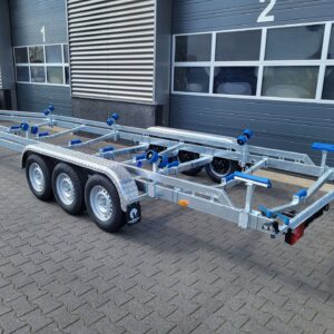 ALFA Marine 68425HPG.350A*/R Standart, 3x1350kg tengely, 8,40x2,55m, fékezett, hajó szállító utánfutók 10m/33 láb hosszúságú, 2,55m széles hajókhoz